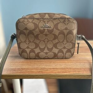 Brown leather signature Coach crossbody with arm green detail